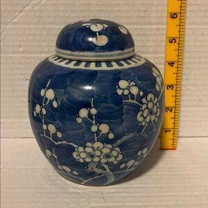 Chinese porcelain ginger jar decorated blue white prunus blossom w/ cover
6x5 in